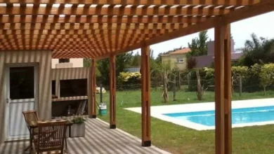 Espacio habitable ampliado con pérgola en Córdoba bajo el sol de verano