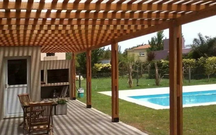 Espacio habitable ampliado con pérgola en Córdoba bajo el sol de verano