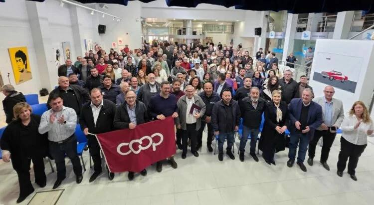 Arzobispo Ángel Rossi con dirigentes sindicales y cooperativistas en la sede de AGEC
