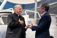 Papamóvil Toyota Hilux adaptada para la visita del Papa León XIV a la Argentina