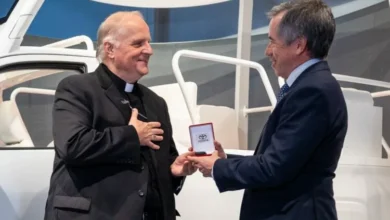 Papamóvil Toyota Hilux adaptada para la visita del Papa León XIV a la Argentina