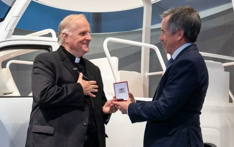 Papamóvil Toyota Hilux adaptada para la visita del Papa León XIV a la Argentina