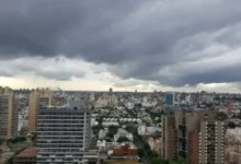 Cielo nublado sobre el centro de Córdoba con edificios históricos