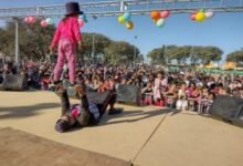 Espectáculo de Teatro Itinerante para niños y jóvenes en un patio escolar de Córdoba