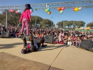 Espectáculo de Teatro Itinerante para niños y jóvenes en un patio escolar de Córdoba