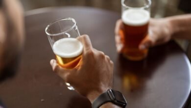 Vaso de cerveza helada sobre una mesa de bar en Córdoba