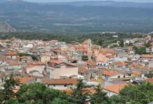 Paisaje montañoso de Bolotana, Cerdeña, con mujeres mayores disfrutando de la vida