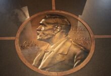 Equipo de científicos celebrando el Premio Nobel de Fisiología 2026