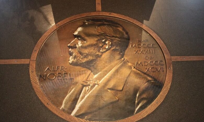 Equipo de científicos celebrando el Premio Nobel de Fisiología 2026