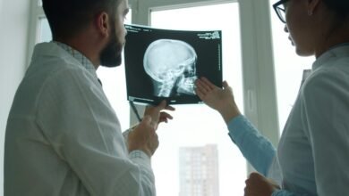 Ilustración de inteligencia artificial en hospitales y aseguradoras