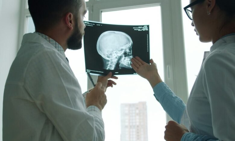 Ilustración de inteligencia artificial en hospitales y aseguradoras