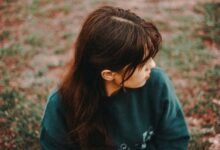 Cabello suelto sobre un fondo claro