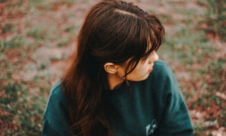 Cabello suelto sobre un fondo claro