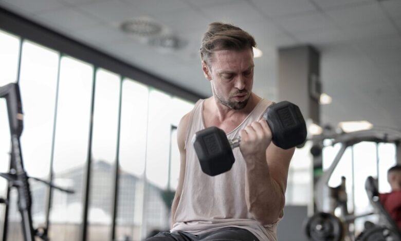 Persona realizando ejercicio de fuerza en gimnasio