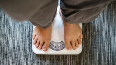 Persona durmiendo poco mientras aumenta de peso según estudio científico