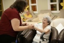 Mujer argentina cuidando a su familiar con Alzheimer en el hogar