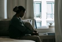 Persona sola en casa, simbolizando la recarga de la batería social