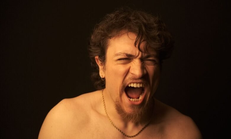 Hombre levantando la voz en un gesto de entusiasmo