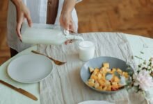 Vaso de kéfir con frutas frescas, símbolo de los alimentos fermentados en la gastronomía cordobesa