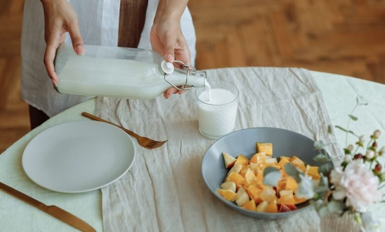 Vaso de kéfir con frutas frescas, símbolo de los alimentos fermentados en la gastronomía cordobesa