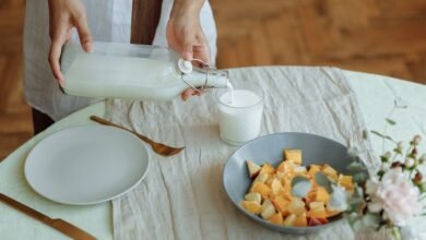 Vaso de kéfir casero acompañado de frutas y frutos secos, típico desayuno cordobés