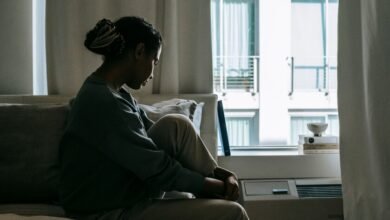Persona leyendo sola en un apartamento de Córdoba