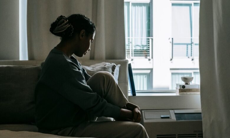 Persona leyendo sola en un apartamento de Córdoba