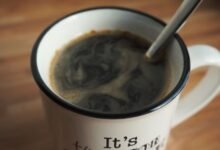 Taza de café humeante sobre mesa de madera en una cafetería cordobesa