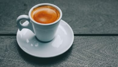Café en una taza con aroma