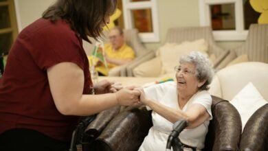 familia cuidando a un familiar con Alzheimer en un hogar cordobés