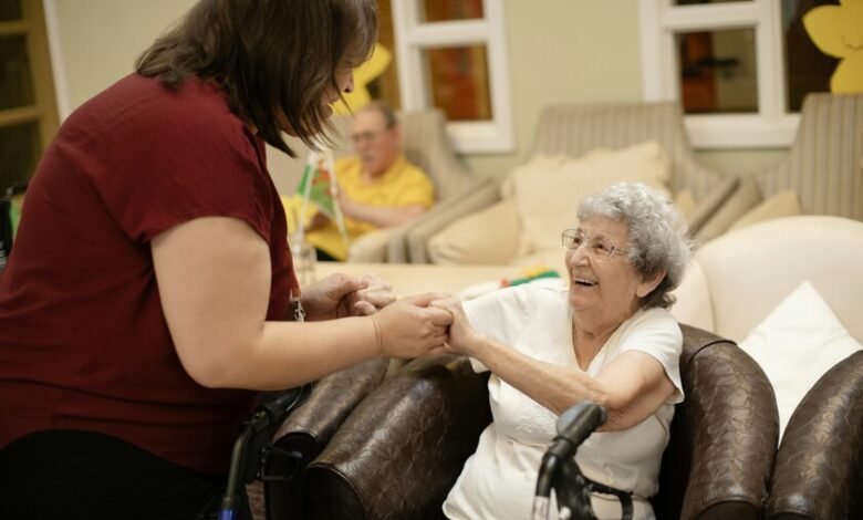 familia cuidando a un familiar con Alzheimer en un hogar cordobés