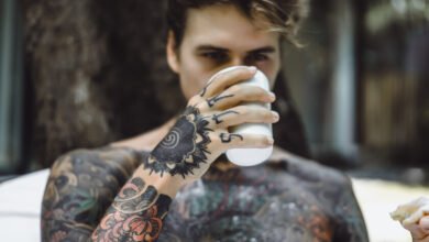 Tatuaje invisible con tinta fotocrómica PhotoTat bajo luz UV