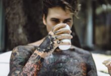 Diseño de tatuaje invisible bajo luz ultravioleta