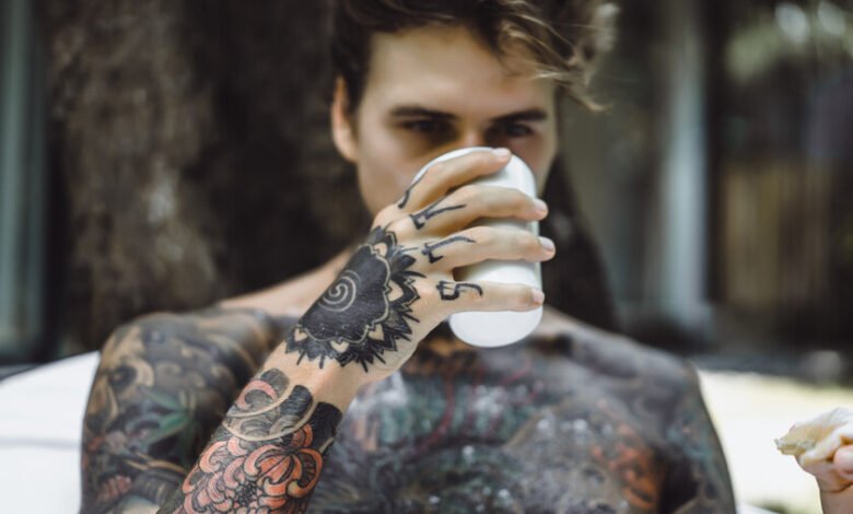 Diseño de tatuaje invisible bajo luz ultravioleta