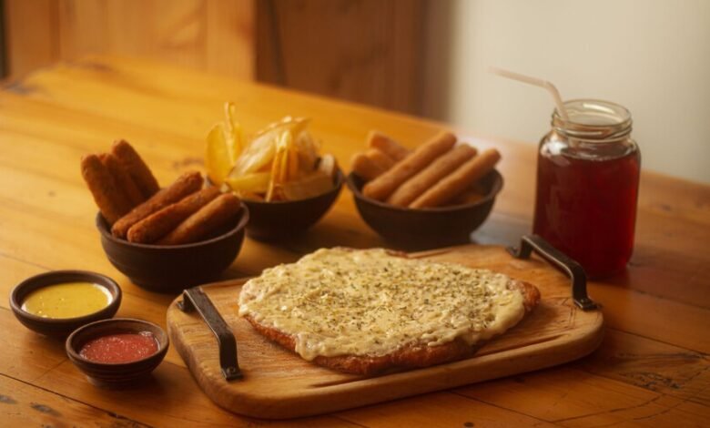 Imagen que muestra alimentos ultraprocesados como snacks, bebidas y productos industriales