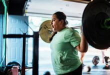 Persona entrenando en gimnasio con pesas, representando el concepto de estancamiento en el entrenamiento