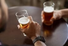Cerveza fría sobre una mesa, símbolo de la tradición cervecera argentina