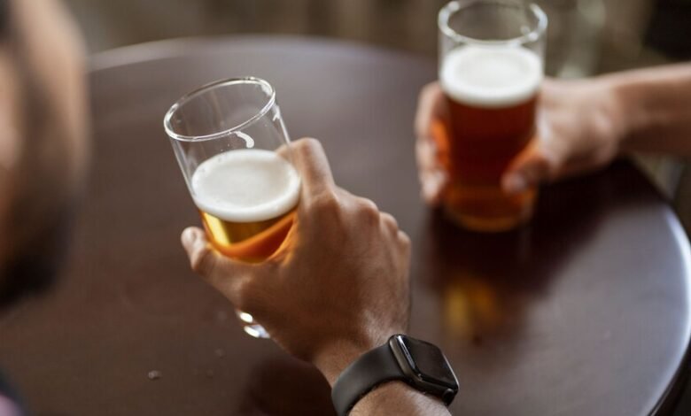 Cerveza fría sobre una mesa, símbolo de la tradición cervecera argentina