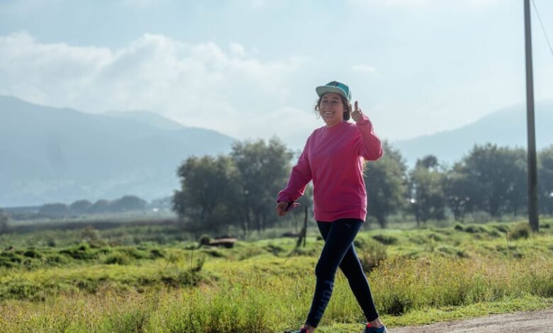 Persona caminando a paso rápido por una avenida de Córdoba