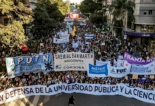 Manifestantes en la Marcha Federal Universitaria frente al Monumento del Centenario en la Ciudad Universitaria de Córdoba
