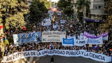 Manifestantes en la Marcha Federal Universitaria frente al Monumento del Centenario en la Ciudad Universitaria de Córdoba