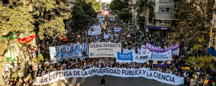 Manifestantes en la Marcha Federal Universitaria frente al Monumento del Centenario en la Ciudad Universitaria de Córdoba
