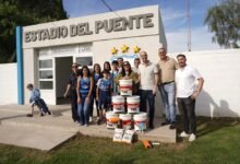 Jóvenes pintando el salón del Club Rugby Social en La Carlota, bajo el programa Manos de la Agencia Córdoba Joven