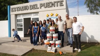 Jóvenes pintando el salón del Club Rugby Social en La Carlota, bajo el programa Manos de la Agencia Córdoba Joven