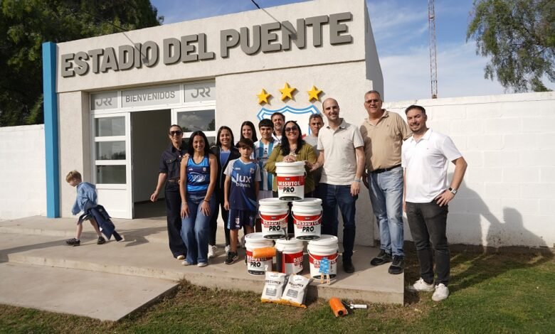 Jóvenes pintando el salón del Club Rugby Social en La Carlota, bajo el programa Manos de la Agencia Córdoba Joven