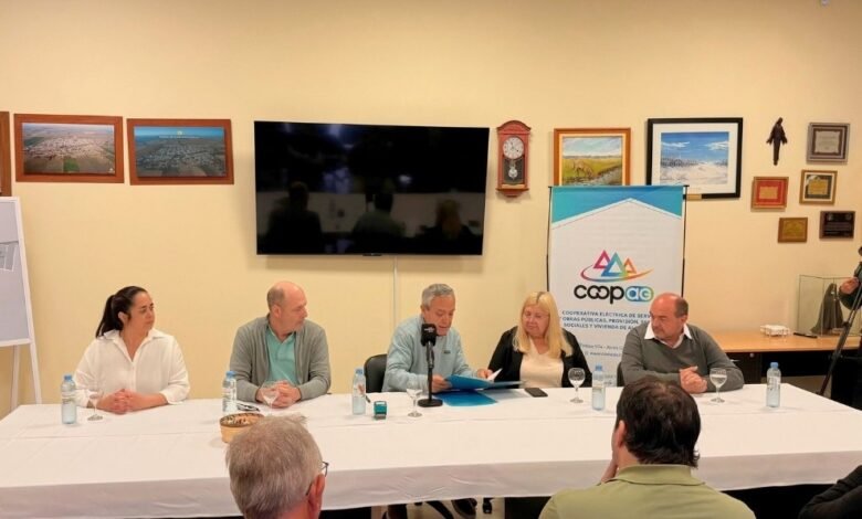 Cooperativa Eléctrica de Alcira Gigena y representantes del Gobierno de Córdoba firmando el convenio de renovación de línea de media tensión