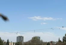Cielo tormentoso sobre la ciudad de Córdoba con relámpagos y nubes densas