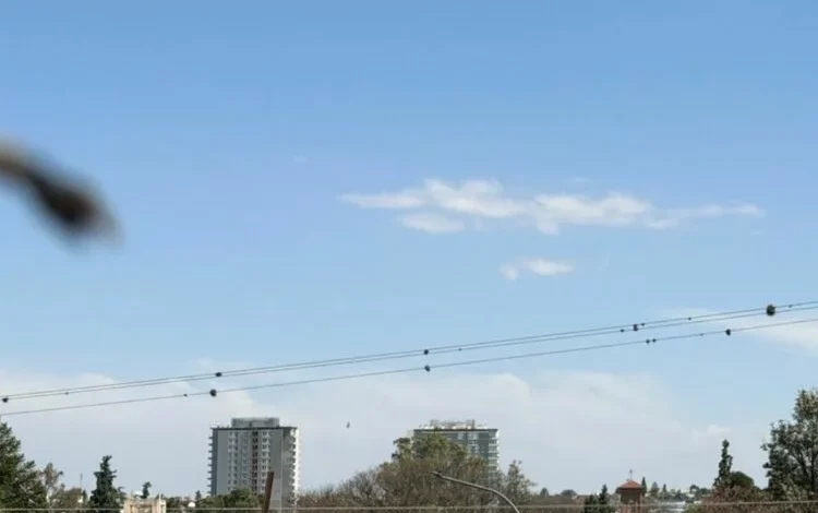 Cielo tormentoso sobre la ciudad de Córdoba con relámpagos y nubes densas
