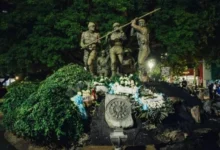 Monumento a los Héroes de Malvinas en la Plaza de la Intendencia, Córdoba, escenario del Banderazo por la Soberanía Argentina