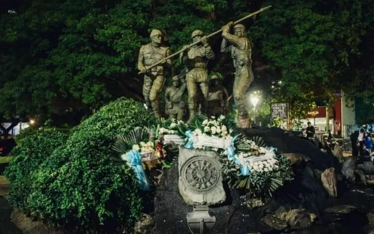 Monumento a los Héroes de Malvinas en la Plaza de la Intendencia, Córdoba, escenario del Banderazo por la Soberanía Argentina